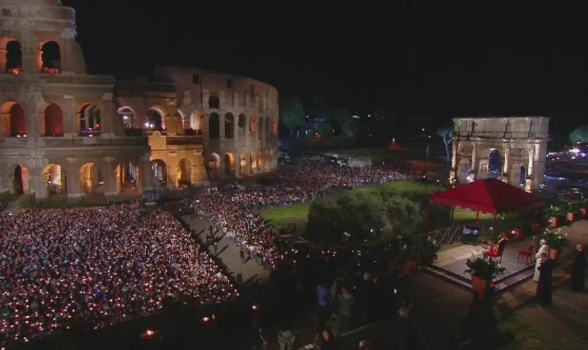 Pelerinaj la Colosseumul din Roma. Mii de catolici s-au rugat impreuna cu Papa Francisc