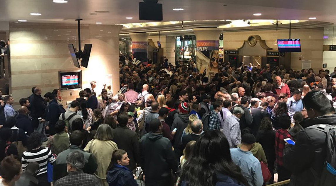 Busculada intr-un tunel sub raul Hudson, dupa ce un tren cu 1.200 de pasageri a ramas blocat. Un barbat a fost retinut. VIDEO