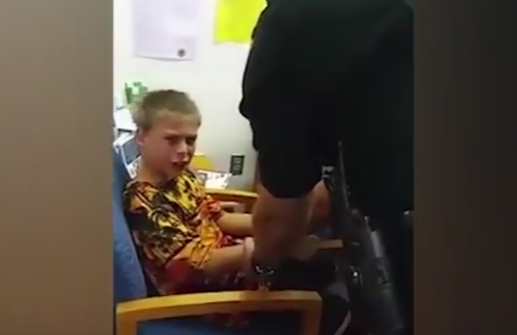 Un baiat autist de 10 ani a fost incatusat la scoala si dus in arest. Ce i-a facut unui angajat de la scoala lui. VIDEO