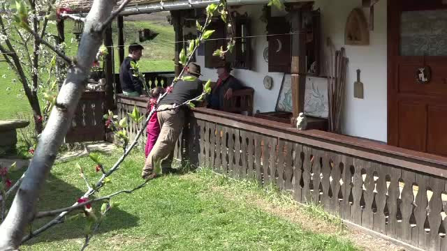 Satul din Romania facut faimos de un medic stomatolog din Ungaria. Totul a inceput in urma cu 12 ani