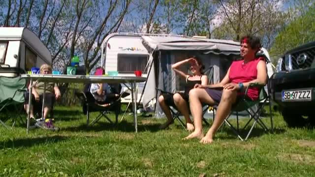 Parcurile de aventura de la munte sunt arhipline. Cum s-au pregatit pentru noaptea de Inviere turistii din campinguri