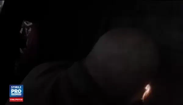 Oamenii sunt lumina. Focul Sfant, adus din Ierusalim in Romania. De ce e considerat cea mai clara dovada a dreptei credinte