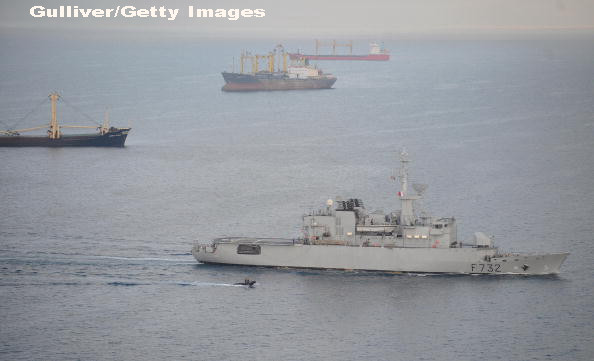 Marina Regala britanica escorteaza doua nave ruse de razboi care traverseaza Canalul Manecii