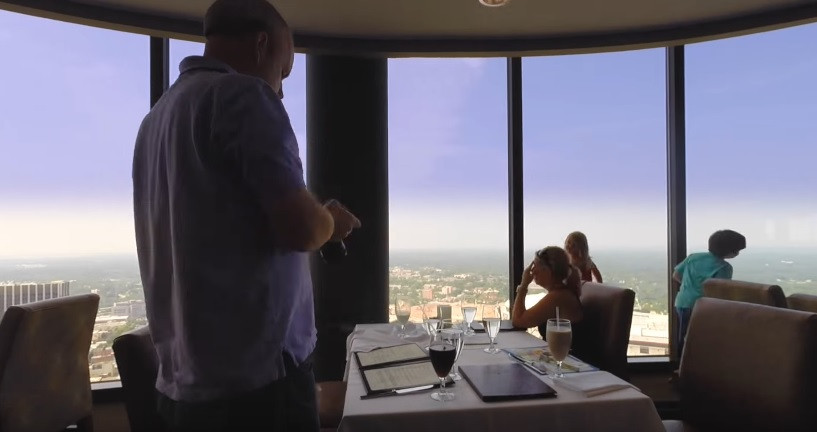 Un copil de 5 ani a murit in chinuri intr-un restaurant din SUA. Baiatul si-a prins capul intre perete si podeaua rotativa