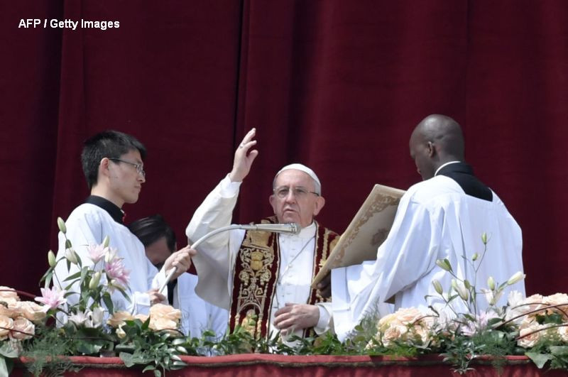 "Urbi et Orbi": mesajul de Paste al Papei Francisc. "Este scandaloasa diferenta dintre bogati si saraci"