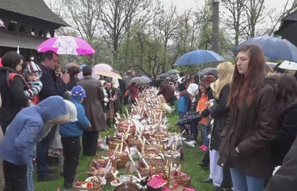 Cum au intampinat maramuresenii Pastele. Oamenii au aprins focuri si au dus mancarea la biserica pentru binecuvantare