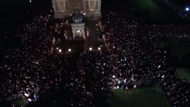 Mii de oameni la Patriarhia Romana pentru a lua lumina de Paste. Glumele facute de Preafericitul Daniel