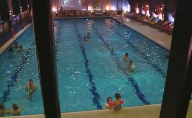 Relaxare deplina pentru turistii care isi petrec minivacanta de Paste la munte. Dupa masa au mers la jacuzzi sau la SPA