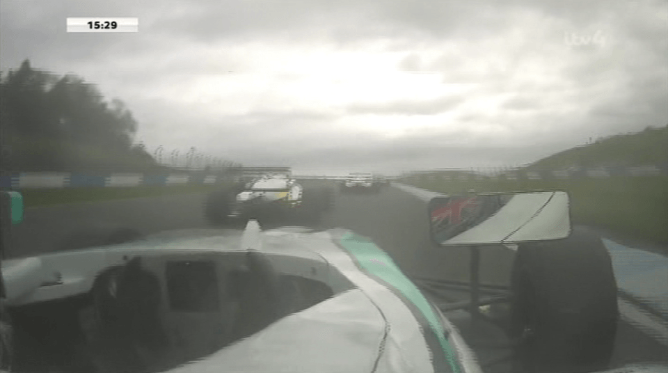 Accident infiorator la o cursa de Formula 4, transmis in direct la televizor. Doi tineri au fost raniti. VIDEO