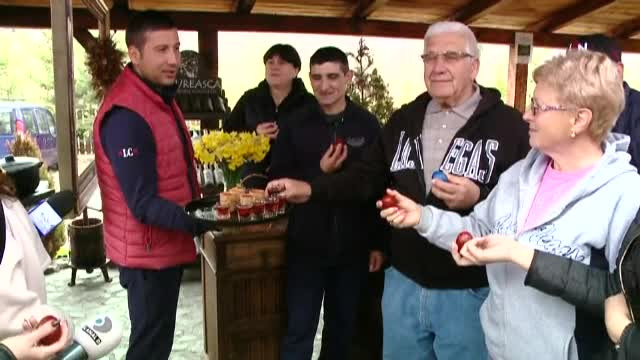 Mese imbelsugate pentru turistii din statiunile montane. Vedeta zilei a fost berbecutul la protap