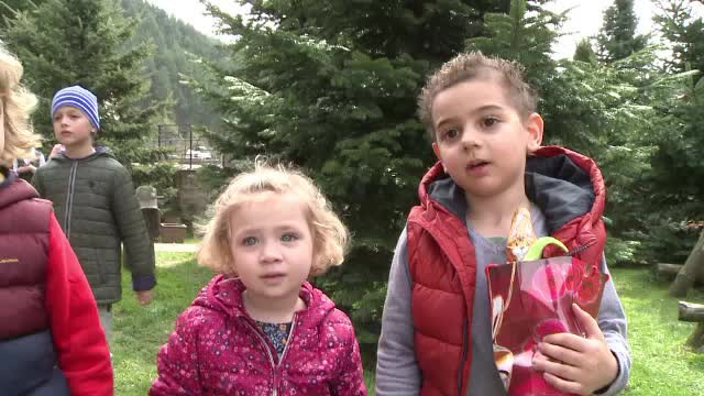 Bucuria copiilor de Paste. Cei mici au pornit la vanatoare de oua si au scotocit prin gradini dupa surprize