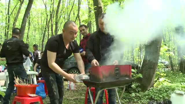 Sute de persoane si-au petrecut ziua de Paste la iarba verde, langa Bucuresti. Ce a preparat pe gratar un grup de chinezi