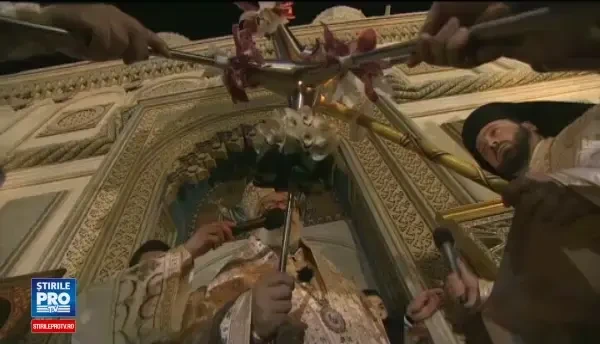 Mii de oameni, la Patriarhia Romana pentru a lua lumina de Paste. Glumele facute de Preafericitul Daniel