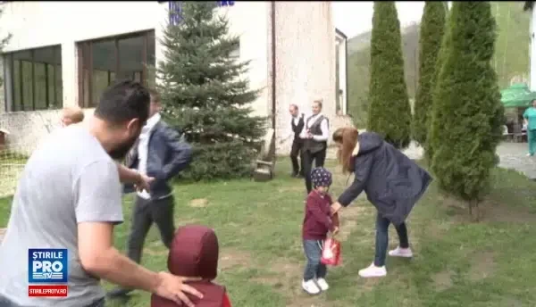 Bucuria copiilor de Paste. Cei mici au pornit la vanatoare de oua si au scotocit prin gradini dupa surprize