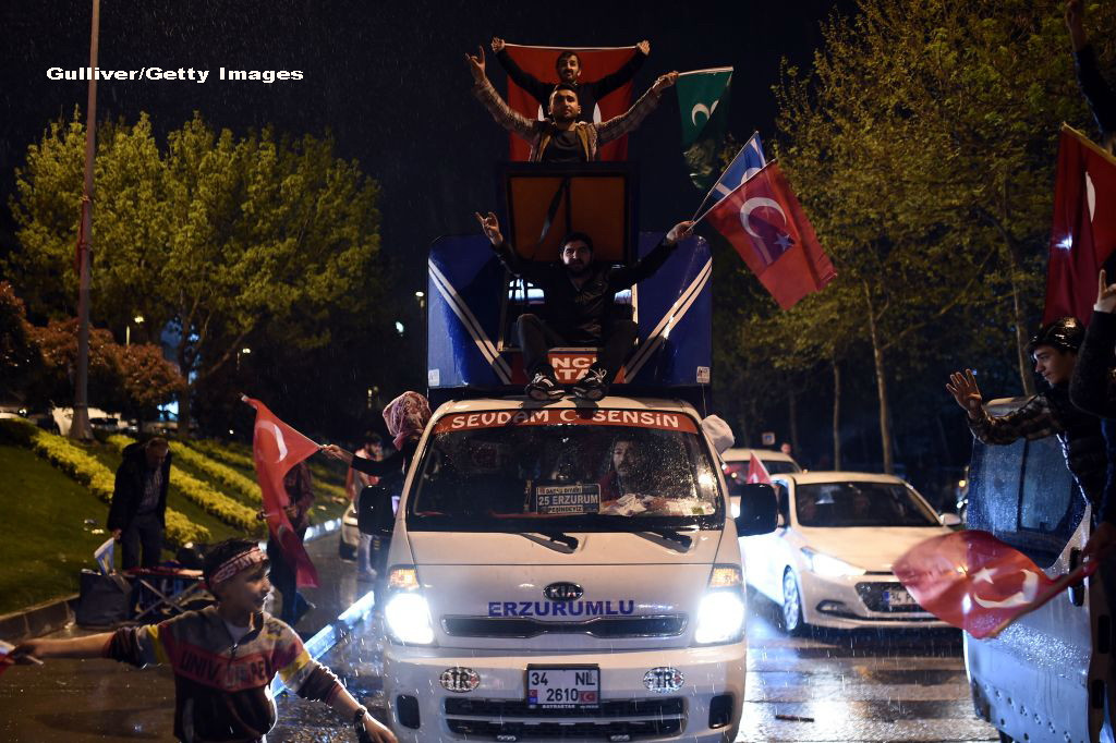 U.E. priveste cu atentie la Turcia, "tinand cont de rezultatul strans al referendumului". Germania face apel la calm