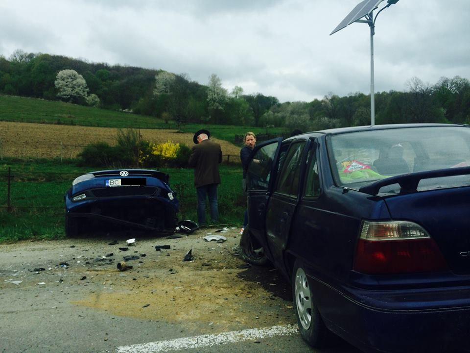 Sapte persoane, printre care trei copii, ranite dupa ce doua masini s-au ciocnit in judetul Bacau