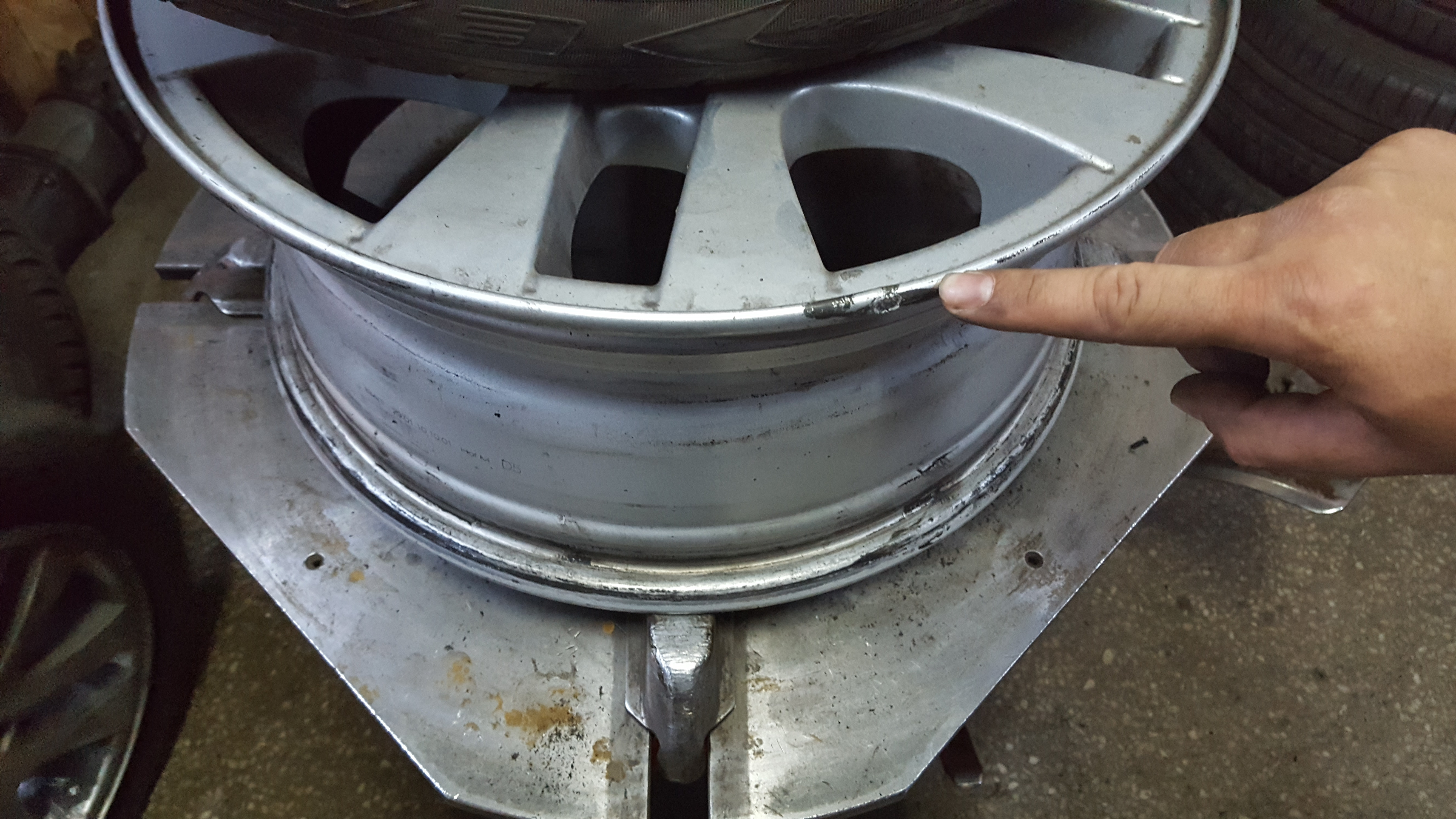 A intrat cu masina intr-o gura de canal lasata fara capac. Daunele pe care le-a suferit autoturismul. FOTO