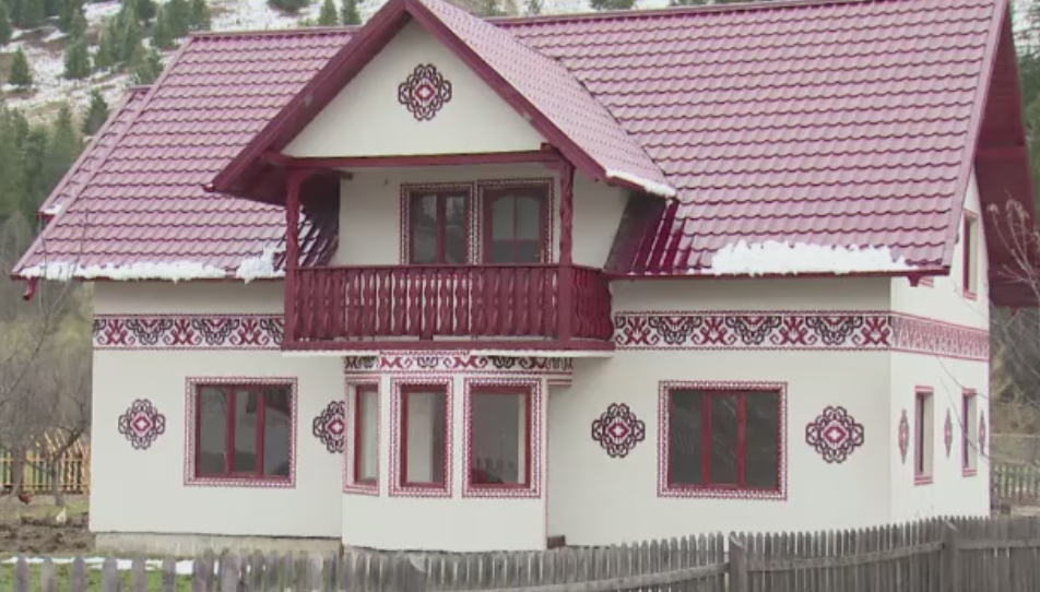 Satul in care localnicii pretuiesc traditiile si pastreaza arhitectura zonei. Mii de turisti viziteaza anual localitatea