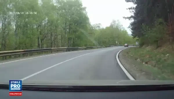 Imagini incredibile filmate pe un drum din Romania. Ce a facut un sofer beat in trafic
