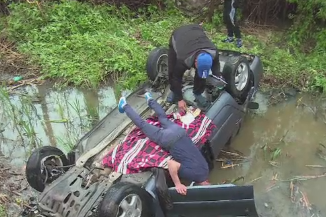 Doi soti din Vaslui s-au rasturnat cu masina intr-un parau, in a doua zi de Paste. Barbatul este in stare grava