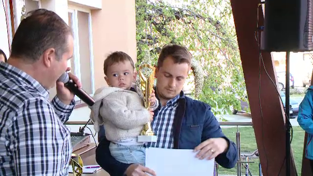 Sute de oua colorate sparte la concursul de ciocnit oua din Sannicolau Mare. Premiile "de rasa" primite de castigator