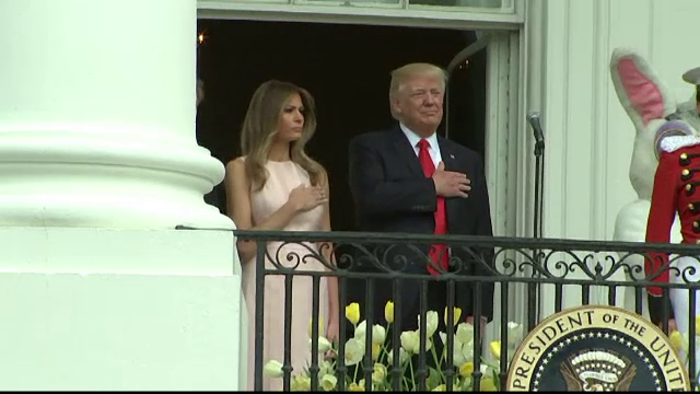 Donald si Melania Trump, la prima cursa cu oua de la Casa Alba. Gafa presedintelui la intonarea imnului national. FOTO