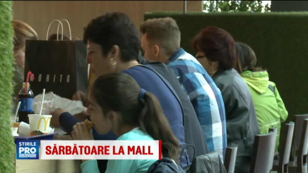 Mall-urile din Bucuresti au fost pline in a doua zi de Paste. Dupa carnea de miel, romanii au "atacat" zona de fast-food