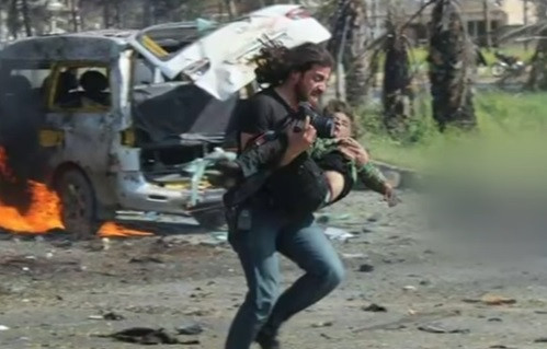 CNN: Momentul coplesitor in care un fotograf renunta sa mai faca poze pentru a salva un baietel ranit in atentatul din Siria