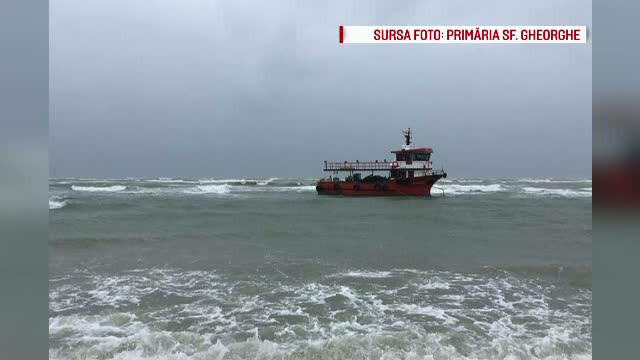Ambarcatiune cu trei ucraineni la bord a esuat in apropiere de Sfantu Gheorghe, din cauza furtunii puternice de pe mare
