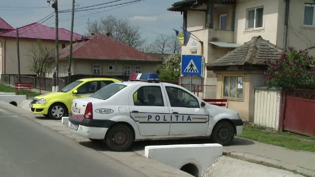 Un tanar din Iasi ar fi fost tarat din curte de patru barbati si apoi a fost injunghiat. Un suspect a fost retinut