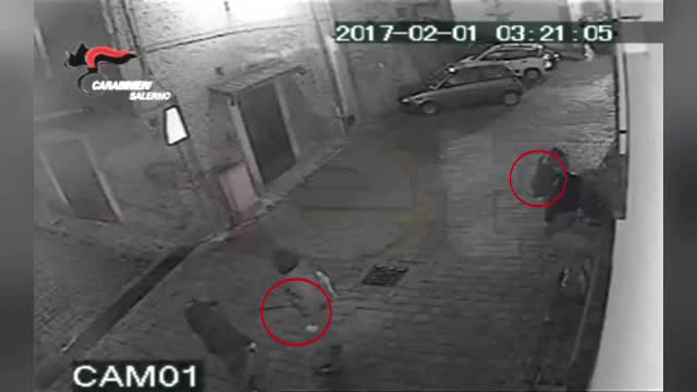 Jaf spectaculos al unor romani, cu ranga si ciocan, intr-o biserica din Italia. Cat valoreaza kilogramele de aur furate