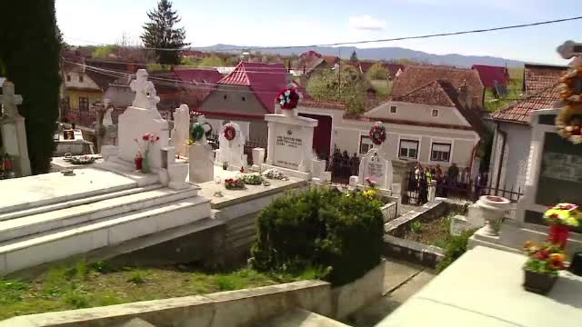 O fetita de 11 ani din Brasov a murit intr-un cimitir, dupa ce o cruce a cazut peste ea