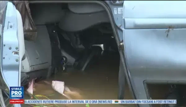 Doi soti din Vaslui s-au rasturnat cu masina intr-un parau, in a doua zi de Paste. Barbatul este in stare grava