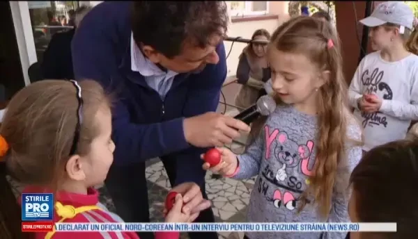 Sute de oua colorate sparte la concursul de ciocnit oua din Sannicolau Mare. Premiile de rasa primite de castigator