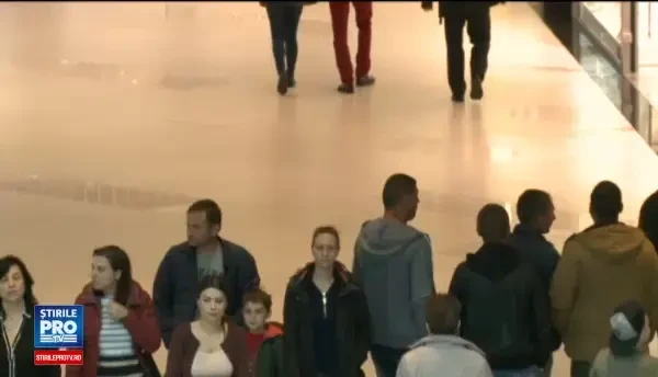Mall-urile din Bucuresti au fost pline in a doua zi de Paste. Dupa carnea de miel, romanii au atacat zona de fast-food