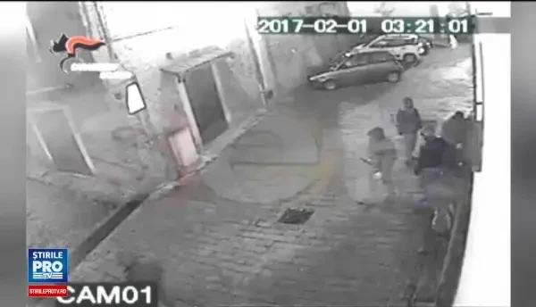 Jaf spectaculos al unor romani, cu ranga si ciocan, intr-o biserica din Italia. Cat valoreaza kilogramele de aur furate