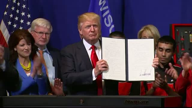 Trump a semnat un decret menit sa puna in practica sloganul din campanie: "America pe primul loc". Vizele vor fi revizuite