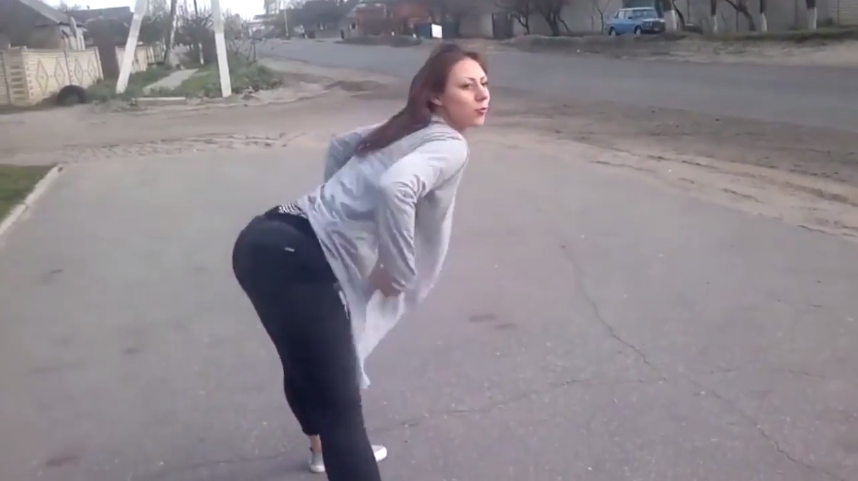 Dansul ei lasciv a provocat un grav accident de circulatie. Ce a patit un motociclist pentru ca a privit-o cateva secunde