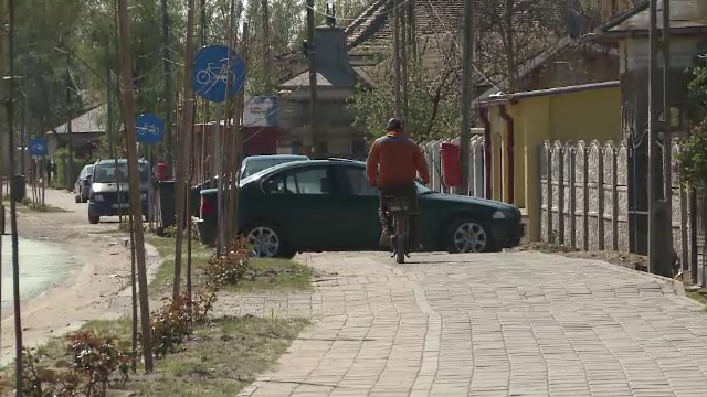 Pista de biciclete, amenajata cu 2 mil. euro, transformata in parcare, la Dabuleni. Reactia soferilor prinsi in flagrant
