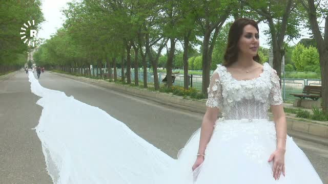 O femeie designer de origine kurda din Irak a creat rochia de mireasa cu cea mai lunga trena, 200 de metri. Cum arata