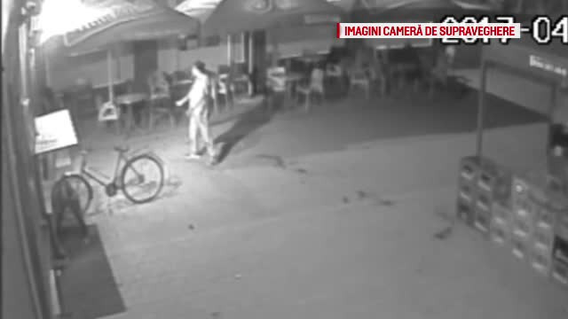 Scandal intr-un bar din Timis. Doi barbati au ajuns la spital, dupa o bataie cu sticle si navete de bere. VIDEO