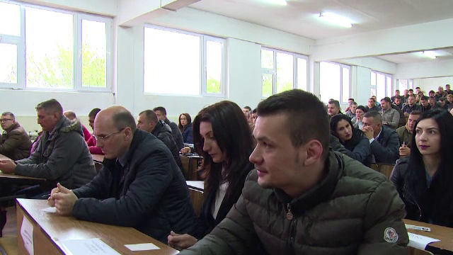 135 de candidati s-au luptat pentru cele 8 posturi de politist local, in Pitesti. "Am fost artist liber profesionist"