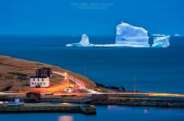 Un aisberg ajuns pe coasta de est a Canadei a devenit atractie turistica. Imaginile surprinse de fotografi s-au viralizat