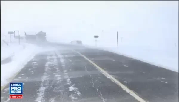 Iarna a revenit in forta la munte cu viscol si ninsoare. Vremea rea a blocat circulatia pe mai multe drumuri din tara