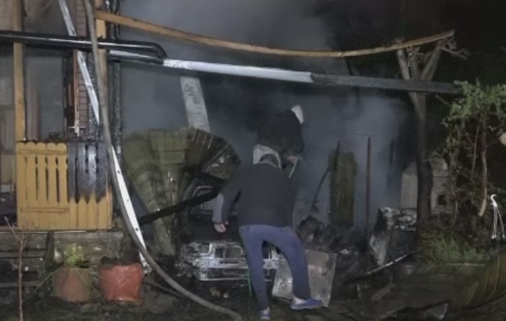 Cabana distrusa de flacari, la Ipotesti, dupa ce o masina din garaj a luat foc. O gravida in 9 luni a facut un atac de panica