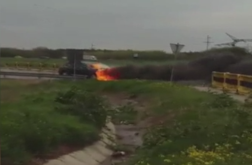 Un Porsche a luat foc pe centura de nord a Craiovei. Masina inmatriculata in Bulgaria nu era asigurata