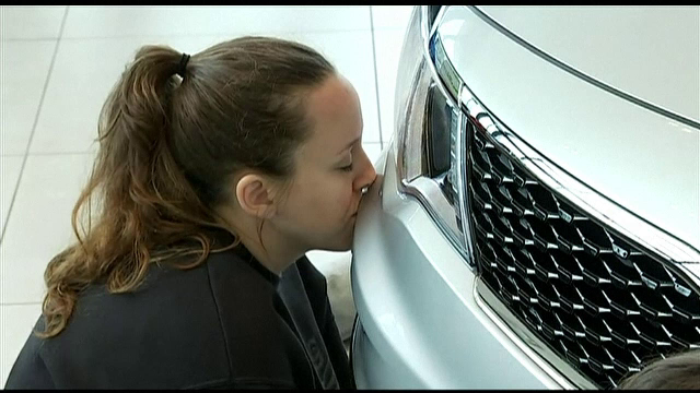 Motivul pentru care o femeie a stat cu buzele lipite de un autoturism timp de 50 de ore. Doua zile nu a mancat sau baut apa