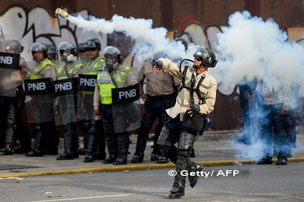 Doi studenti ucisi in timpul "mamei tuturor protestelor" in Venezuela. Un baiat a fost impuscat in cap. GALERIE FOTO
