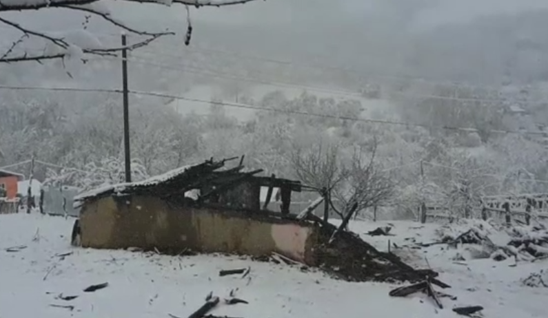 Trei frati cu varste intre 7 si 9 ani au murit dupa ce casa le-a luat foc. Unde erau parintii in acel moment
