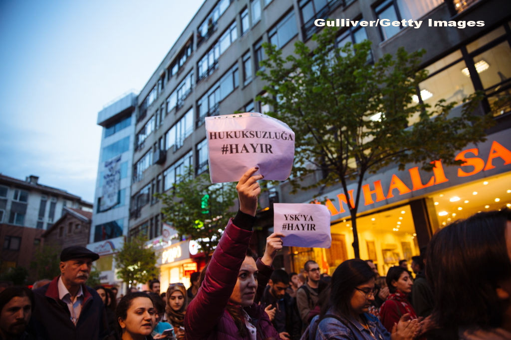 Zeci de persoane au fost arestate la Istanbul din cauza protestelor fata de rezultatul referendumului organizat de presedinte